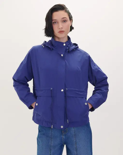 Parka azul con jaretas y capucha